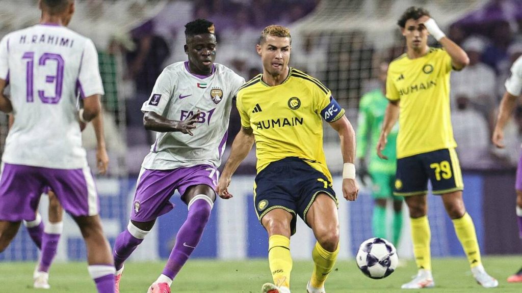 CLB đối thủ chế nhạo Ronaldo vấp cỏ