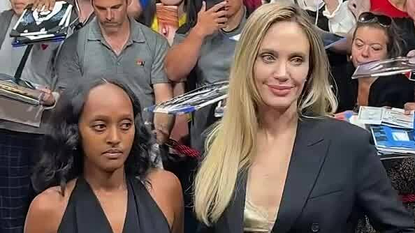 Angelina Jolie diện mốt khoe nội y