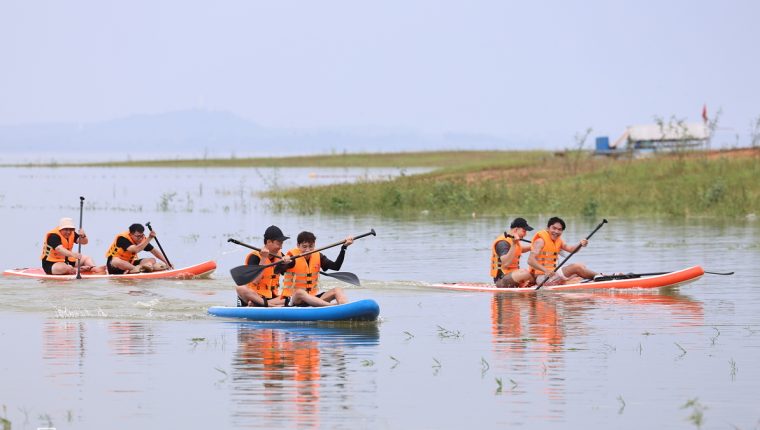 Chèo SUP khi hồ Trị An cạn nước