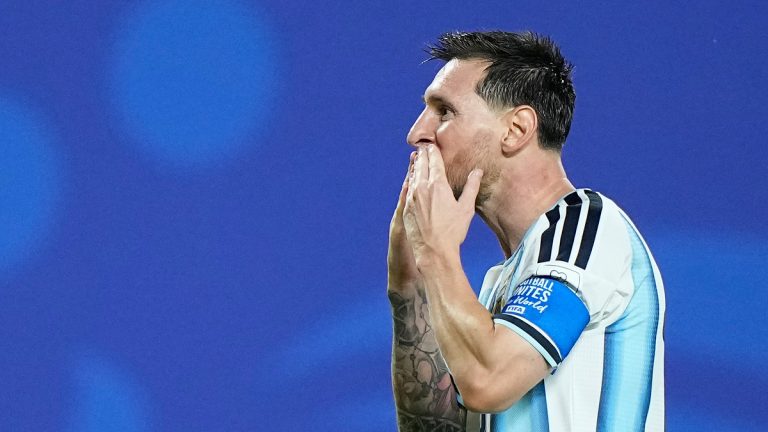 Messi đá trận chia tay đội tuyển Argentina ngày