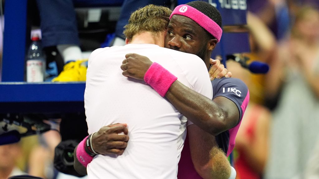Michelsen khóc trên vai Tiafoe sau trận thua ngược
