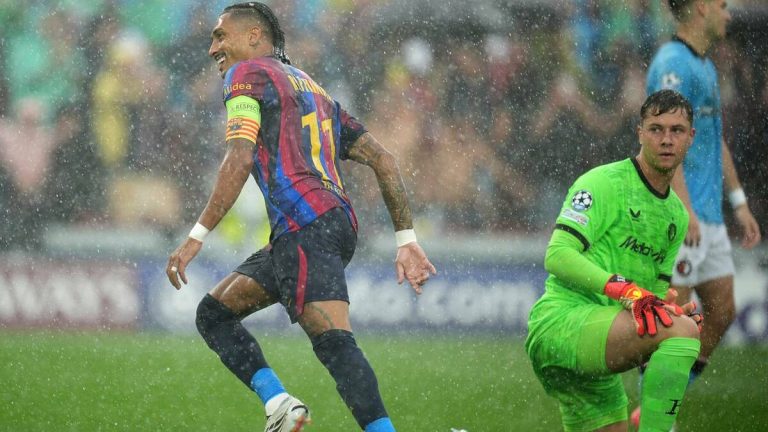 Raphinha lập cột mốc hiếm trong lịch sử Barca