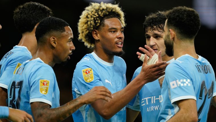 Tài năng 17 tuổi lập cú đúp trận ra mắt Man City
