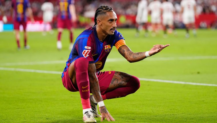 Raphinha lại lập hat-trick cho Barca