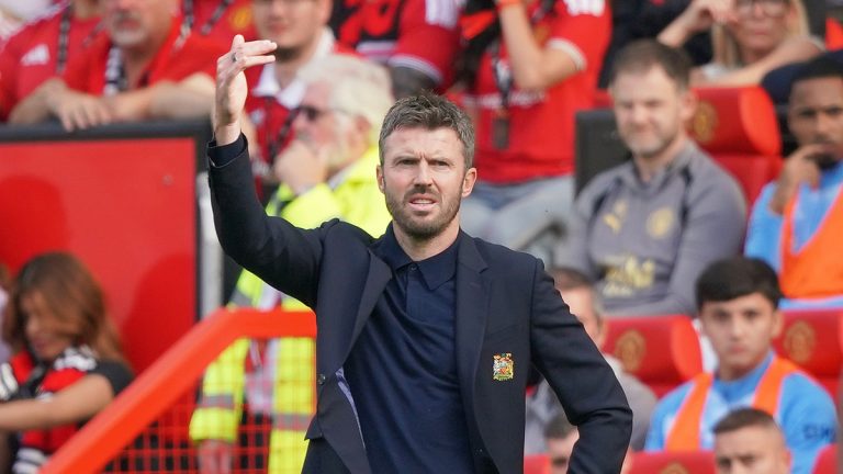 Carrick: 'Tôi háo hức chờ lời xin lỗi từ