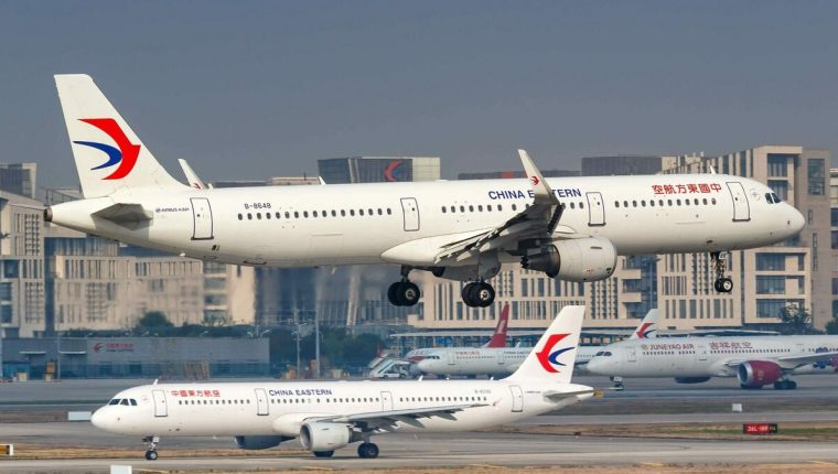 Va xe đẩy vào khuỷu tay khách, tiếp viên