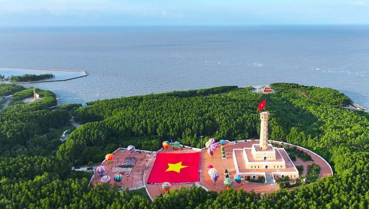 Lá cờ hơn 2.000 m2 lập kỷ lục Việt