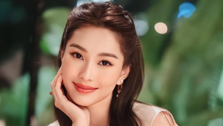 Thời trang đơn sắc của Hoa hậu Đặng Thu