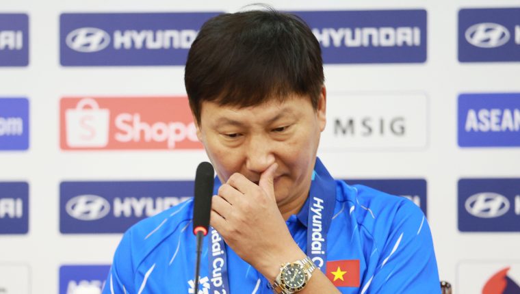 Bố của HLV Kim Sang-sik qua đời