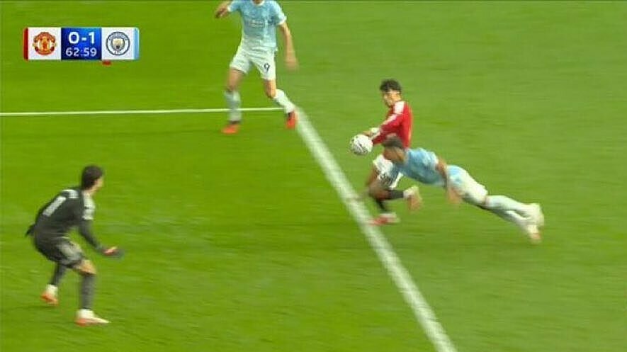 Ban trọng tài Anh nhận sai với Man Utd