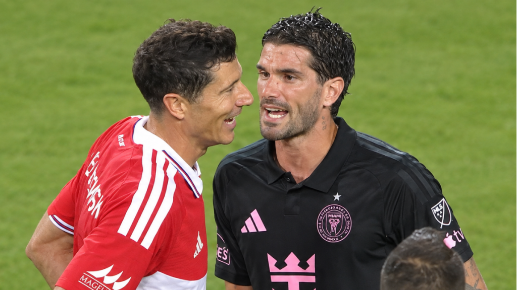 De Paul đếm cúp khi gây sự với Lewandowski