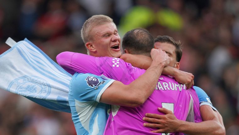 Man Utd thua Man City trong thế hơn người