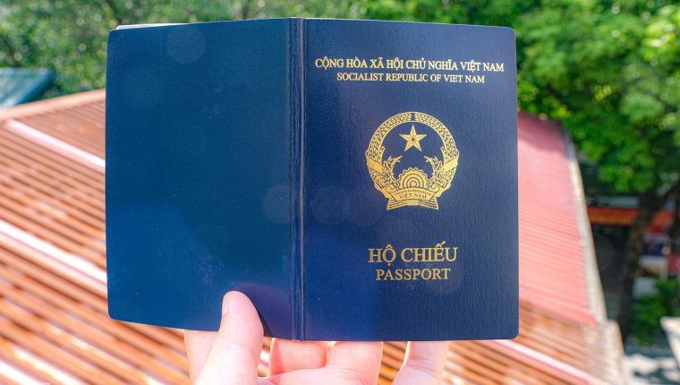 Vì sao hộ chiếu còn hạn vẫn không thể