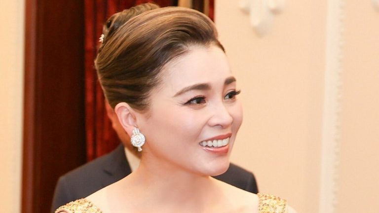 Trang phục của Hoàng hậu Thái Lan khi thăm