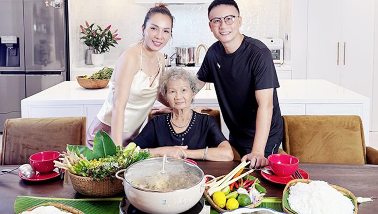 Vợ ca sĩ Hoàng Bách nấu lẩu mắm đãi