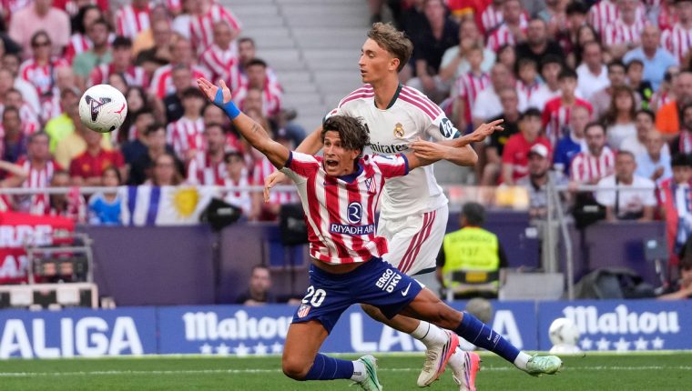 Real thua Atletico trong thế thiếu người