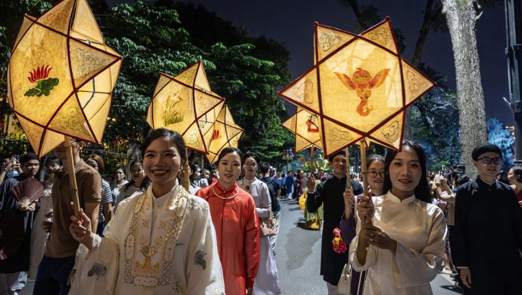 Rước đèn Trung thu quanh Hồ Gươm