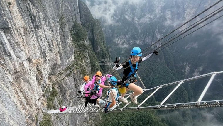Thót tim khi leo 'Thang Trời' cao nhất thế
