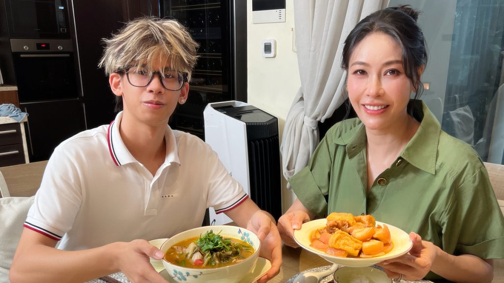 Hà Kiều Anh dạy con trai nấu cơm nhà