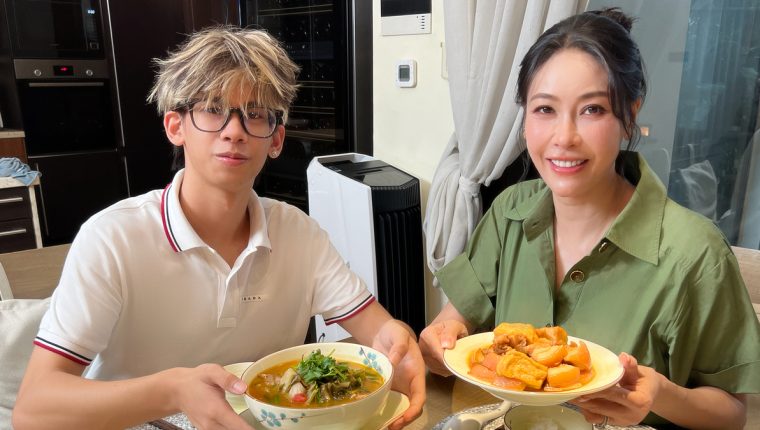 Hà Kiều Anh dạy con trai nấu cơm nhà