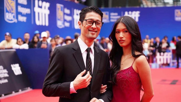 Johnny Trí Nguyễn đưa con gái lên thảm đỏ