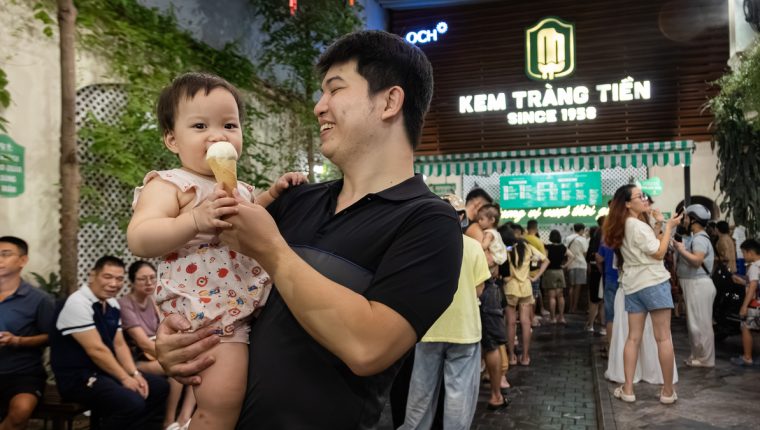 Hàng dài người xếp hàng mua kem Tràng Tiền