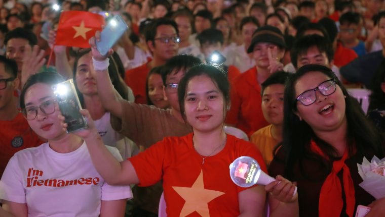 Nghệ sĩ và khán giả hòa giọng ở 'Việt