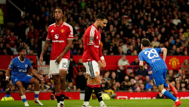 Man Utd thua Brighton trên sân nhà dù dẫn