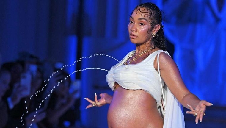 Màn mô phỏng phun sữa trên sàn catwalk gây