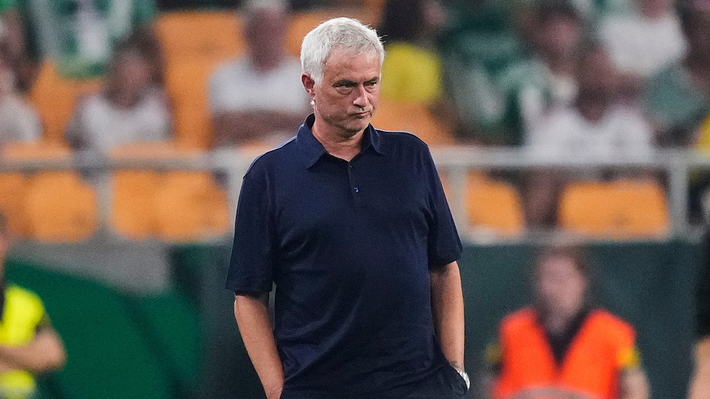 Mourinho: 'Cầu thủ đối phương ăn vạ, trông như