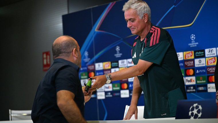 Phóng viên tặng Mourinho vòi phun nước