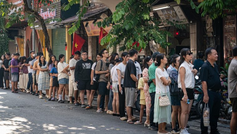 Xếp hàng ăn phở Hà Nội ngày lễ 2/9