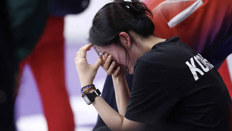 Nhà vô địch Olympic khóc nức nở vì quên