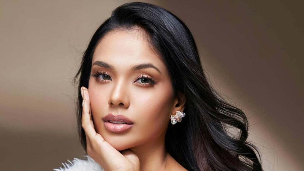 Á hậu 2 Miss World - cô gái mồ