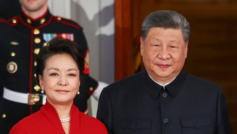 Thời trang của bà Bành Lệ Viên trong ba