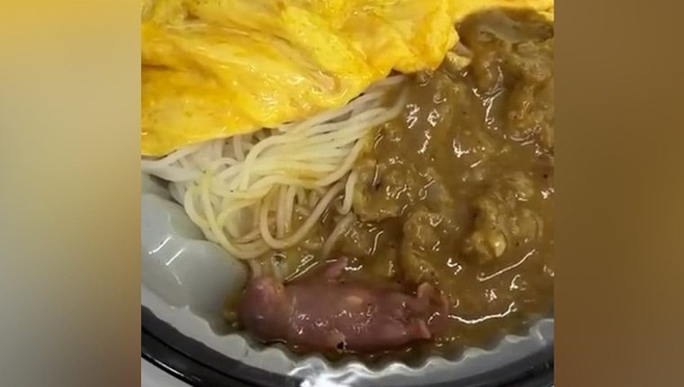 Khách phát hiện chuột sống trong hộp mỳ mua