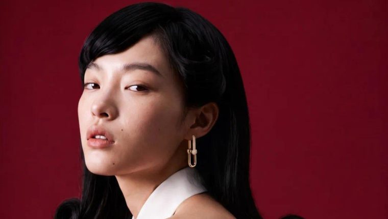 'Mỹ nhân AI' mặc đồ xa xỉ lên tạp