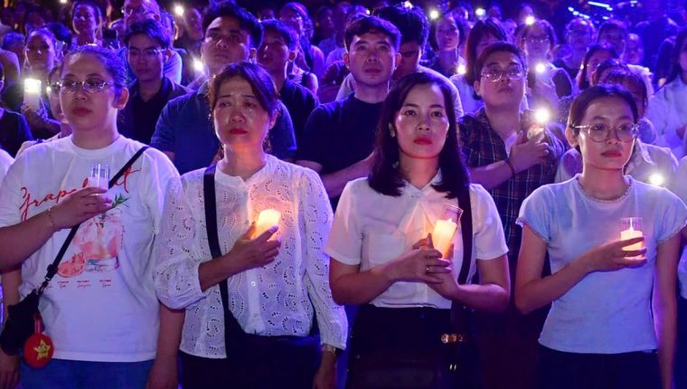 Khán giả, nghệ sĩ khóc tưởng nhớ nạn nhân