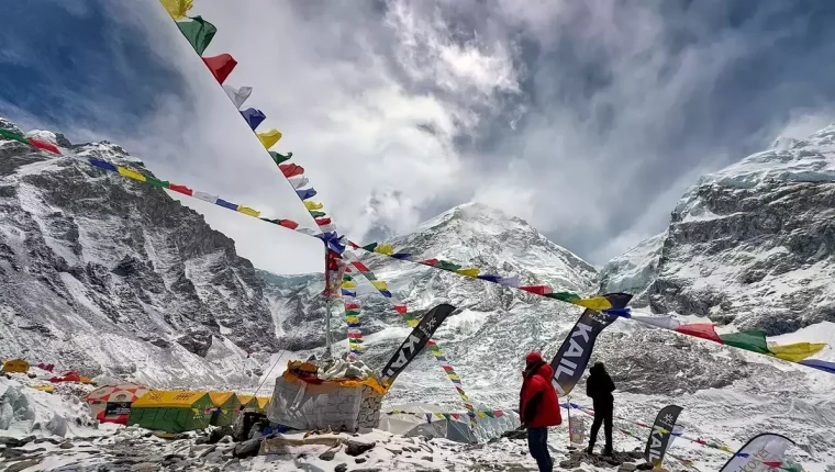 Nước tiểu của người leo núi Everest có thể