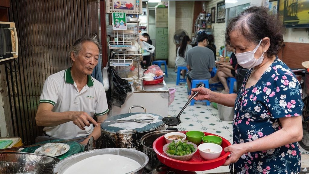 Hàng bánh cuốn 'vợ chồng' giá bán 15.000 đồng