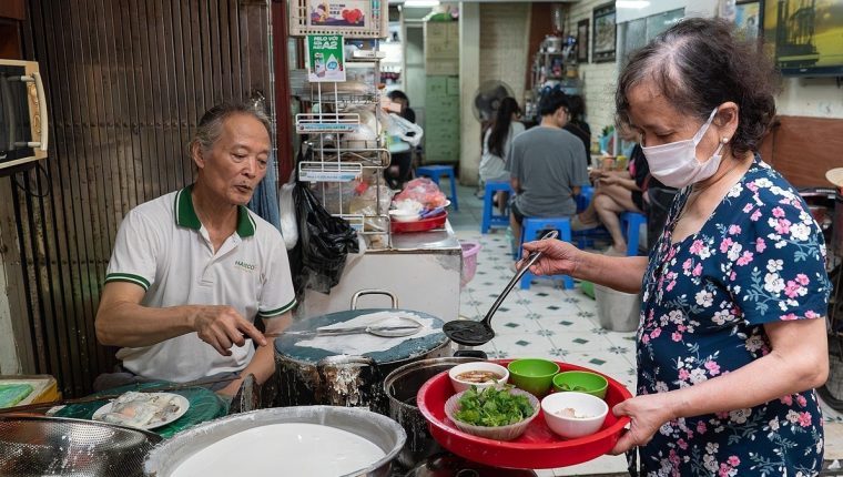Hàng bánh cuốn 'vợ chồng' giá bán 15.000 đồng