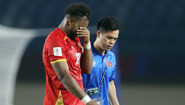Xuân Son bật khóc khi rời sân ở FIFA