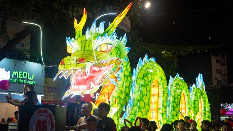Tuyên Quang đông nghịt du khách trước Trung Thu