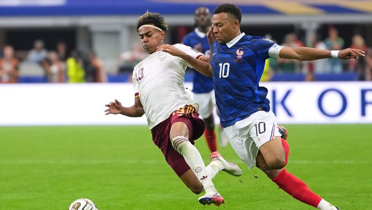 Yamal đáp trả Mbappe trong cuộc đua Quả Bóng