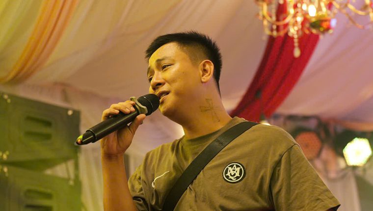 Hoài Lâm hát trong tiệc trước ngày cưới