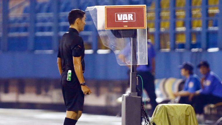 Trận đấu V-League 'vỡ vụn' vì VAR