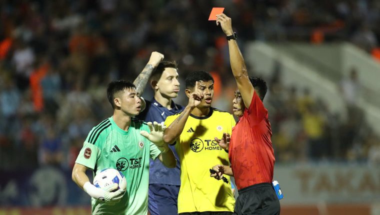 HLV Kewell nhận thẻ đỏ, trợ lý gọi trọng