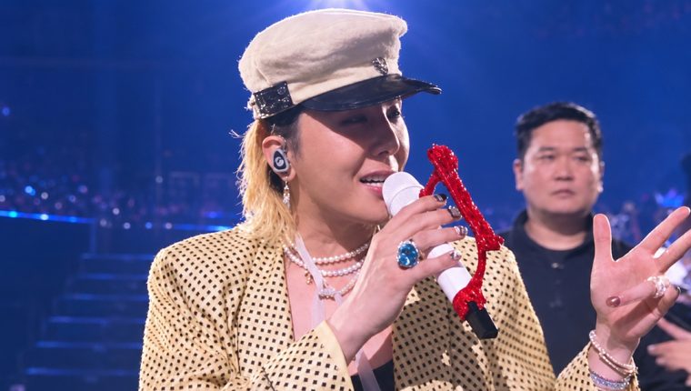 G-Dragon đập đàn trên sân khấu concert BigBang