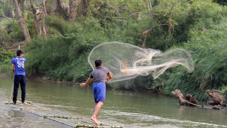 Bản vùng cao cấm đánh cá trên sông để