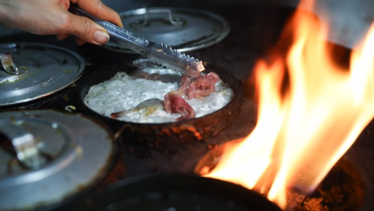 Bánh xèo củi trong hẻm sâu hút khách tại